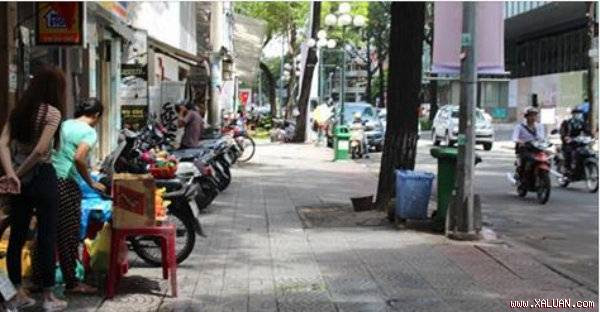 Vỉa hè trung tâm Sài Gòn có giá thuê 100.000 đồng mỗi m2