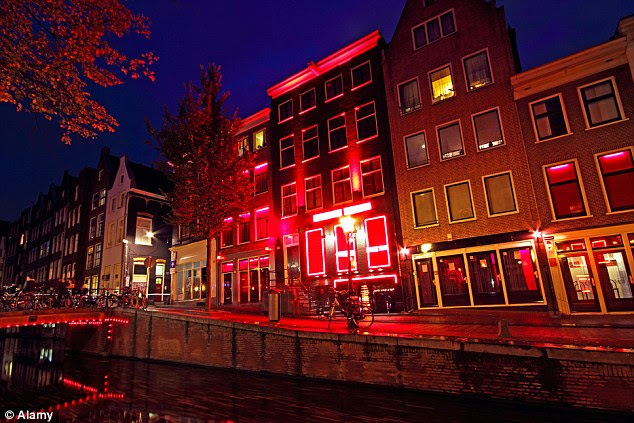 This user wrote a disappointing review of Anne Frank House, telling others to visit the Red Light District instead