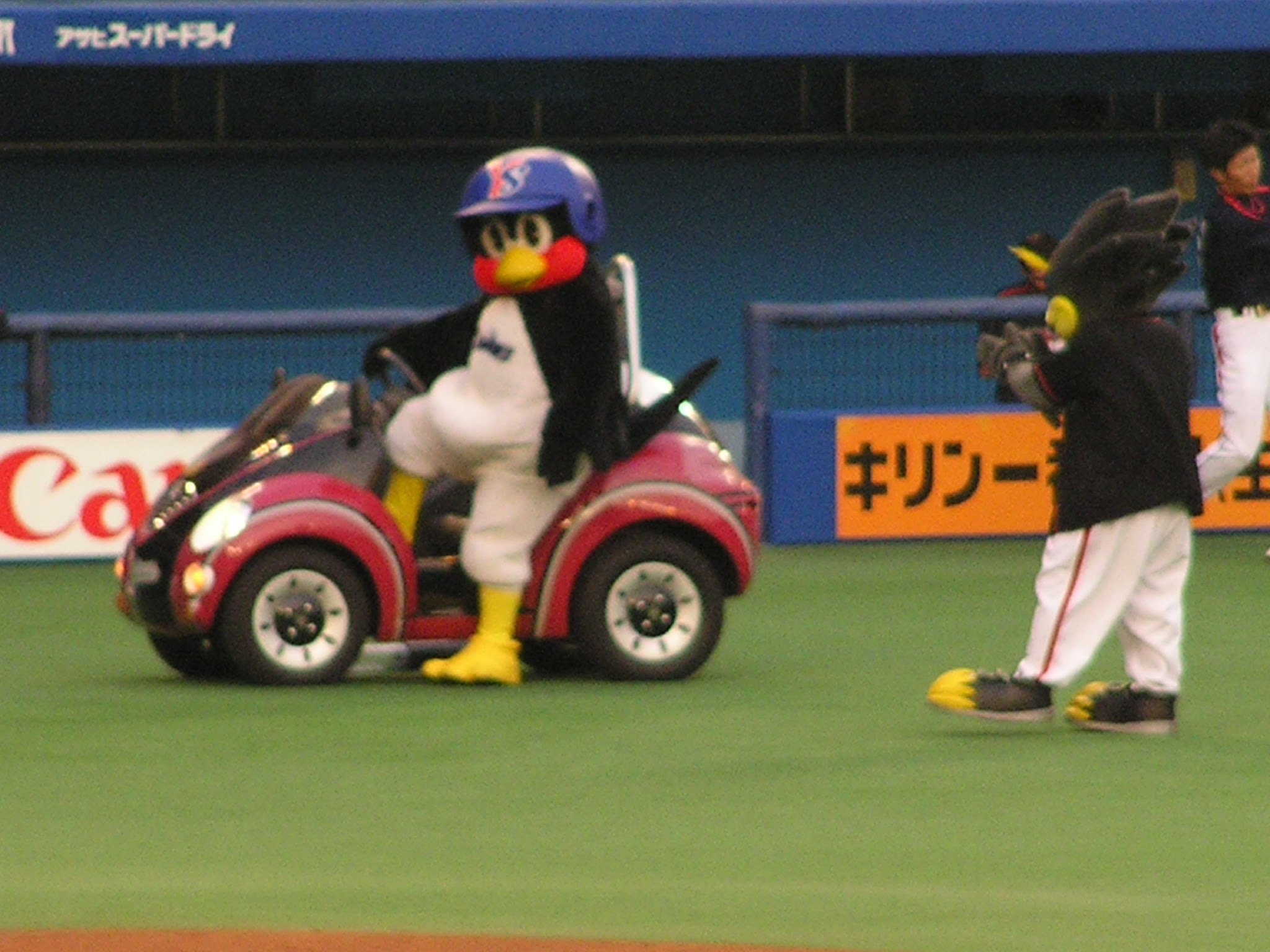 ステテコ姿のかわいいおっさん つば九郎 ヒットエンドにゃん