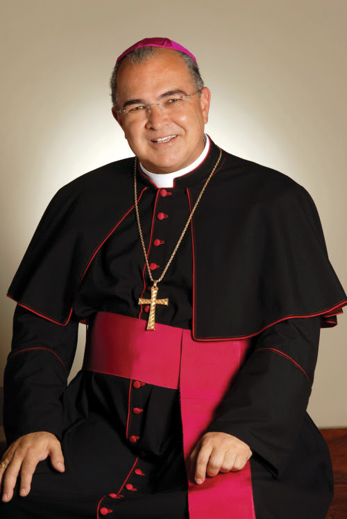  Dom Orani envia carta aos Jovens!!!!!
 
Um caminho no amor
 
Queridos Jovens,
Dedico estas palavras especialmente a vocês, presente e futuro da Igreja e da humanidade. O entusiasmo e alegria que lhes caracterizam são espelhos da beleza de Deus. A eternidade é a nossa vocação, e vocês são reflexos de que é possível viver plenamente, pois não há nada que nos mantenha mais jovens do que a graça e a amizade com Deus.
Sob o impulso da presença do Pontifício Conselho para os Leigos em nossa cidade nestes dias compartilhando as experiências organizativas das JMJ realizadas até hoje achei que seria importante darmos passos naquilo que é essencial nesses encontros: a espiritualidade!
Gostaria de percorrer com vocês os aproximadamente 510 dias que nos separam da Jornada Mundial da Juventude em 2013, que se realizará na Cidade Maravilhosa do Rio de Janeiro. Quero estar ao lado de cada um de vocês, com minhas palavras e orações, sacrifícios e trabalhos. Somos todos convidados por Cristo a entrar no caminho do amor, para renovar nossa fé e entusiasmo na missão.  
Este é o grande objetivo das jornadas: renovar no amor. E não um amor qualquer, mas o mesmo fundamento e princípio de qualquer amor verdadeiro. Encontrar com Aquele que é o Amor (1 Jo 4,16). 
No Domingo de Ramos de 1984, ocorreu o maravilhoso Jubileu dos Jovens por motivo do Ano Santo da Redenção. O Servo de Deus, Papa João Paulo II, entrega a Cruz aos Jovens. No ano seguinte, aproveitando o Ano Internacional da Juventude proclamado pela ONU, realiza-se, em Roma, um encontro mundial do Papa com os Jovens. Nesta ocasião, o grande apóstolo da juventude, o Beato João Paulo II, dedica uma Carta Apostólica a vocês, meus caros jovens.  E percebendo os frutos de conversão e renovação dos encontros anteriores, anuncia a instituição da Jornada Mundial da Juventude. Esta ocorre anualmente em cada diocese no Domingo de Ramos, e a cada dois ou três anos tem-se a grande Jornada Internacional, que reúne milhares ou milhões de jovens em um único lugar. 
Finalmente, nosso grande e amado Brasil foi agraciado com essa oportunidade, 25 anos depois da primeira realizada fora de Roma, na Argentina. E esta será a segunda JMJ a ser realizada na América Latina. A cruz que um dia foi entregue aos Jovens continua percorrendo e preparando nossos corações para acolher e anunciar Cristo, inspirados no exemplo de Maria. Ela percorre a nossa pátria, e até 2013 terá peregrinado por todas as dioceses desta Terra da Santa Cruz. Contudo, ela não deve apenas passar, algo da Cruz de Cristo deve permanecer em nossos corações. 
Os braços abertos de nosso Redentor indicam até que ponto devemos estar dispostos para servir e ajudar nosso irmão. É neste trono que Cristo resgatou toda a humanidade. A nossa alegria está intimamente conectada com os sofrimentos de Cristo. Não há amor verdadeiro sem responsabilidade, que é a capacidade de responder pelos próprios atos. E, muitas vezes, isso exige sacrifício e abnegação. 
Não tenham medo de viver com responsabilidade, pois só através dela haverá uma verdadeira liberdade. E apenas na liberdade poderemos amar e perceber o quanto Deus nos ama. Deus não nos obriga a amá-Lo, pois amor que não é livre, não é amor. 
A Jornada Mundial da Juventude Rio 2013 não pode se reduzir aos poucos dias de alegria e entusiasmo que teremos em julho do próximo ano. Ela deve ser o ponto alto de um itinerário no amor. A preparação já é encontro, conversão e renovação em Cristo. Por isso, é importantíssimo intensificar a vida de oração e sacramental. Convido os jovens a se engajarem nos grupos paroquiais e movimentos. 
Não temos dúvidas de que 2013 será uma apoteose da fé, que lançará com novo ardor a Juventude Católica nos rumos da nova evangelização. A palavra apoteose, de origem religiosa, possui diversos significados. Entre elas está o de glorificação. A Glória não é apenas uma alegria passageira, efêmera, fugaz e superficial. A Glória é a manifestação, aos olhos de todos, de uma qualidade já existente, mas oculta. Neste sentido, a Jornada permitirá mostrar e manifestar a força da fé de nossa juventude. Mas isso só será possível se, desde agora, houver um esforço ascético e místico para renovar o amor através do encontro com Cristo, que se realiza na oração, na Eucaristia, na confissão, na Liturgia, na participação comunitária e na missão. 
Com o objetivo de acompanhá-los, estarei refletindo sobre os temas das jornadas anteriores, enquanto aguardamos a mensagem do Papa Bento XVI para a JMJ Rio 2013. Tenho a convicção de que olhar para o passado nos permitirá preparar-nos bem no presente para viver com esperança o futuro. Nos diversos temas vemos um verdadeiro programa de vida para a renovação na fé. 
Meus caros jovens, contem comigo! Contem com minhas orações. Saibam que meu coração está com vocês. Sejam promotores da fé e do amor. Renovem com suas vidas a esperança, que parece ter sido roubada pelas dificuldades do homem de hoje. Provem que é possível viver a vida plenamente, e que o pecado é um obstáculo para a verdadeira felicidade. 
Que nossa Mãe Maria, Estrela da Evangelização, interceda por nós para que possamos conhecer, cada vez mais, o coração de seu amado Filho. 
 † Orani João Tempesta, O. Cist.
  Arcebispo Metropolitano de São Sebastião do Rio de Janeiro, RJ
