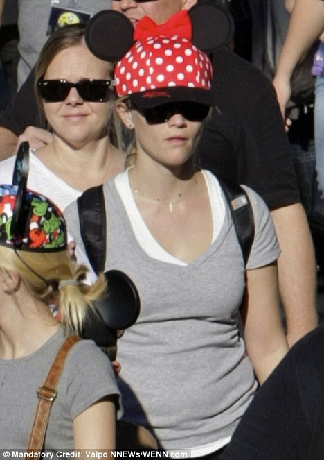 Tampando-lo: Reese foi jogo o suficiente para usar as orelhas do rato obrigatório Minnie em uma versão hat 