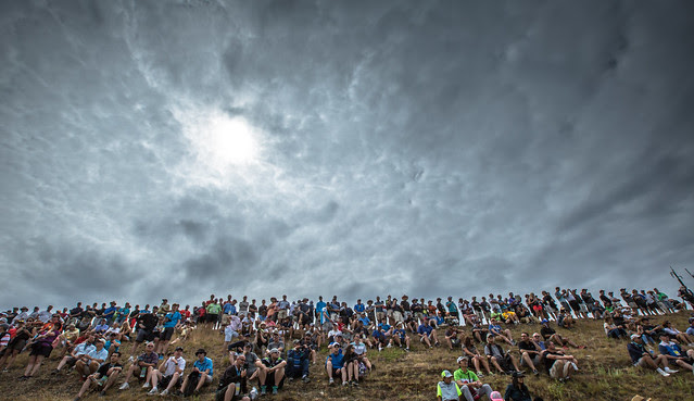 2015 U.S. Open - Fans on 14th hole bluff