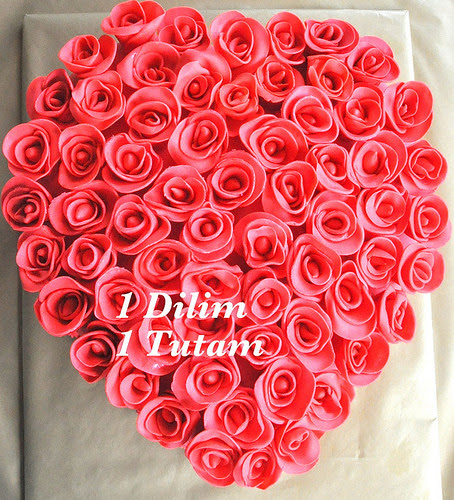 Kirmizi güllü nikah pastasi