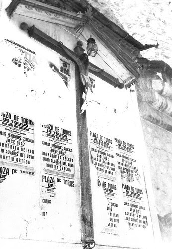 Cristo de Santo Tomé con carteles pegados en 1936. Foto Rodríguez