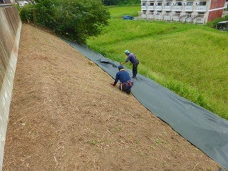 太宰府市 法面防草シート施工o様 防草シート 砂利 雑草対策 防草対策 除草やお庭の草を生えなくする方法 福岡の宮原福樹園