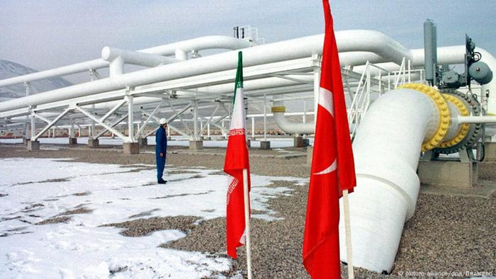 Gas Pipeline Iran Türkei Symbolbild (picture-alliance/dpa/Bazargan)