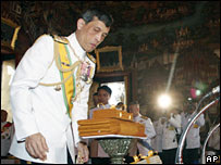 Crown Prince Vajiralongkorn offers saffron cloth to monks in Bangkok (05/11/2007)