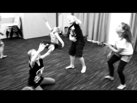 THE STRUGGLE OF THE FAT PANDA UNABLE TO JUMP TO REACH HIS BAMBOO