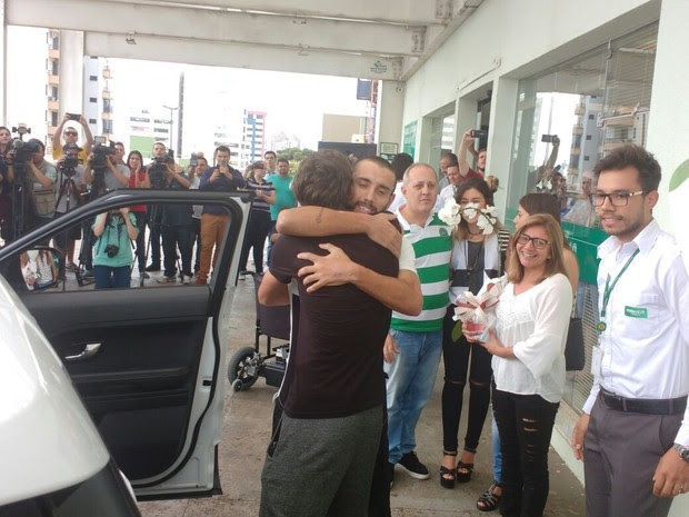 Alan abraça o jogador Hyoran na saída do hospital de Chapecó (Foto: Marcelo Siqueira/RBS TV)