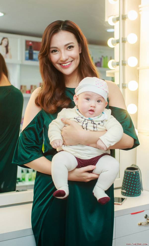 Người đẹp hạnh phúc khoe, con gái cưng 5 tháng tuổi đang ở tuổi ăn dặm.