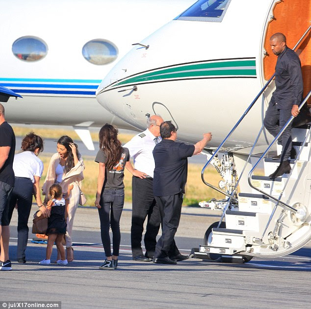 The stars congregated on the tarmac before heading back to Calabasas