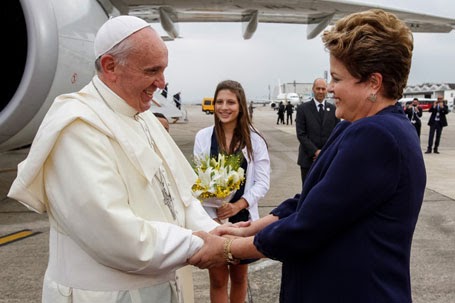 Dilma dá boas-vindas ao papa Francisco em sua chegada ao Rio de Janeiro