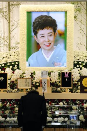 祭壇に笑顔の森光子さんの遺影 青山葬儀所で本葬 全国ニュース 四国新聞社