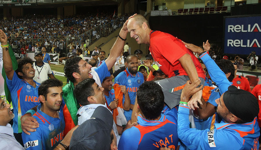 Gary Kirsten receives congratulation from his Indian team 