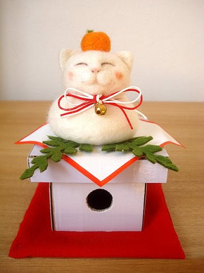 日々 歩く作る食べる 餅飾りになった 猫 お正月飾り