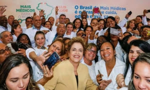 Durante un encuentro con los profesionales de la salud del programa social Más Médicos, la mandataria aseguró que ha heche su gobierno es  garantizar los programas sociales. 