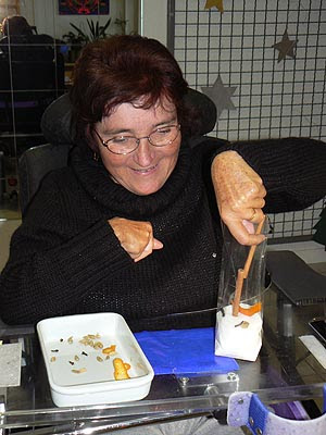 Sylvie prépare les sachets à vin chaud.jpg