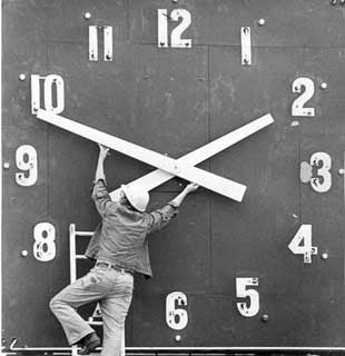 http://phayemuss.files.wordpress.com/2009/11/daylight-savings-time.jpg