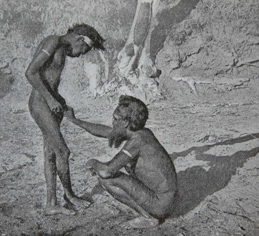 Prosesi Sunat Mengerikan Ala Suku Mardudjara Aborigin [ www.BlogApaAja.com ]