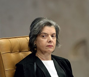 ESTARRECIDA A ministra Cármen Lúcia, presidente do Tribunal Superior Eleitoral. Ela abriu uma sindicância para apurar se houve tentativa de encobrir a fraude  (Foto: Alan Marques/Folhapress)