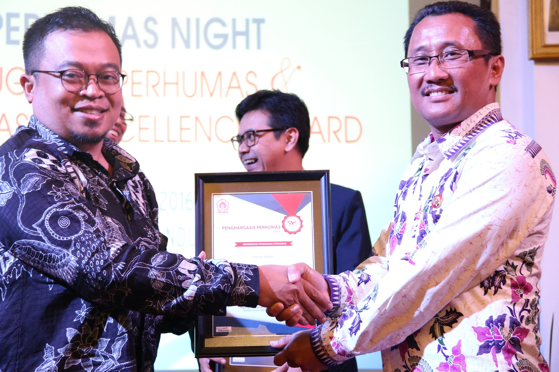 Bandung UPI Universitas Pendidikan Indonesia UPI mendapatkan Anugerah Perhumas Indonesia 2016 sebagai Universitas Pendukung Perhumas dalam acara Perhumas
