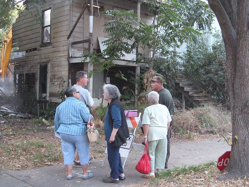 Neighbors parley about demolition