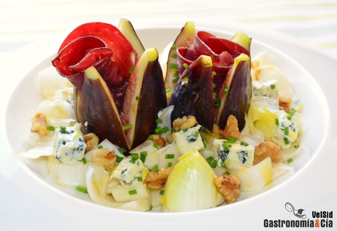 Ensalada de endibias, higos, cecina y queso azul