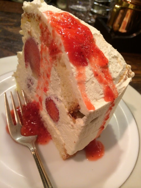 新宿の隠れ家カフェ 幻のショートケーキが名物の自家焙煎珈琲凡 ぼん フードアナリスト愛の東京グルメ食べ歩きブログ