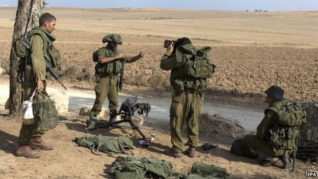 Israeli soldiers near the Gaza frontier (19 August 2014)