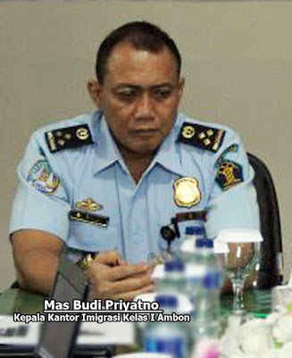 Ambon, Malukupost.com - Kantor Imigrasi Kelas I Ambon besok Selasa (24/10) akan memulangkan sedikitnya 10 warga negara asing (WNA) asal Filipina ke negara asal. "Mereka ini akan kita pulangkan dengan pesawat udara melalui Bandara Internasional Pattimura, Ambon, menuju Bandara Internasional Soekarno Hata dan selanjutnya menuju Filipina dengan menumpang jasa penerbangan Garuda Indonesia AirLines pada pukul,14.55 WIT," kata Kepala Kantor Imigrasi Kelas I Ambon Mas Budi Priyatno di Ambon, Senin (23/10). Dia mengatakan, 10 warga negara Filipina ini merupakan eks dari anak buah kapal nelayan tradisional yang berbasis di Ambon.