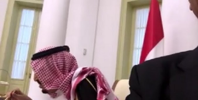 Ternyata Raja Salman Tengah Asyik Santap Kuliner Khas Solo saat Jokowi Ajak NgeVlog http://ift.tt/20kt43r - Berita Terbaru Terkini Hari Ini - Di sela-sela aktivitas menerima rombongan Raja Arab Saudi Salman bin Abdulazis Alsaud, Presiden Joko Widodo menyempatkan nge-vlog. Video itu diunggah di Youtube dan Facebook resmi Jokowi pada 1 Maret 2017 dengan judul #JKWVLOG Jamuan Makan Siang Bersama Raja Salman.