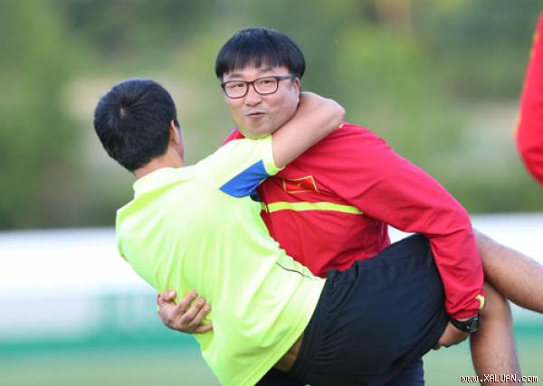 Chang Kwang Sik trêu đùa ban huấn luyện U20 Việt Nam. Ảnh: Đức Đồng
