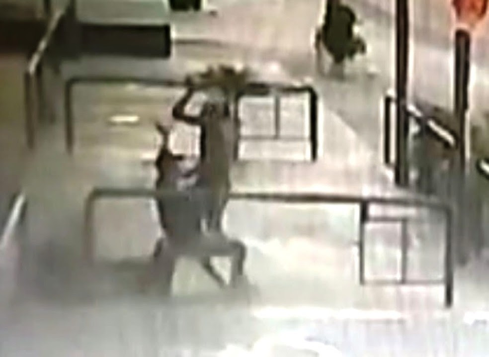 Vídeo flagrou homem que matou e levou cabeça de vítima a mercado agredindo cliente (Foto: Reprodução/G1)