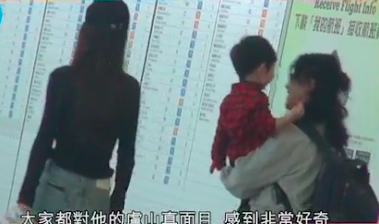 Baby带儿子现身香港 身边带 保姆团 小海绵胖嘟嘟酷似黄晓明 杨颖