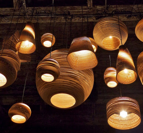 felixinclusis: theblackworkshop: Scraplights (feito de papelão ondulado), a partir de Seattle baseados Graypants.
