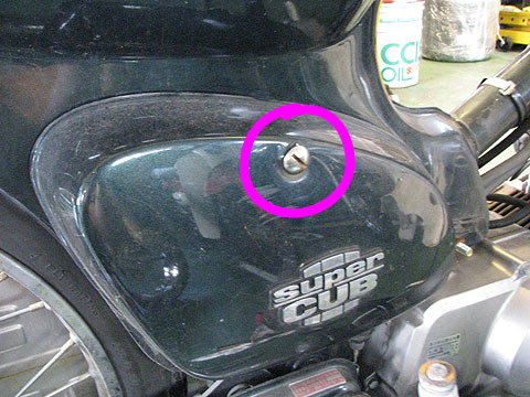 スーパーカブのバッテリー交換をしてみよう 原付バイクの修理 交換方法入門 スティールハート店長ブログ