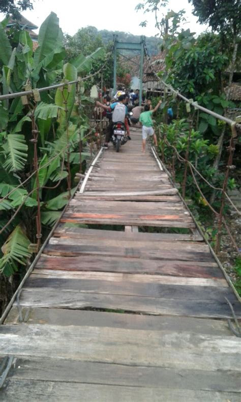 jembatan gantung  munjul cimarga mulai rapuh pengendara