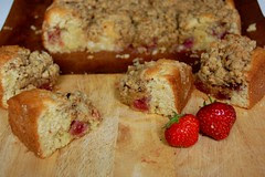 strawberry streusel cake, pieces