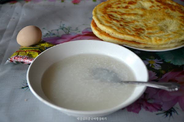 위뻥의 아침은 항상 죽과, 바바(粑粑 운남 떡), 계란, 그리고 중국 대표 짠지 짜차이(榨菜)이다.