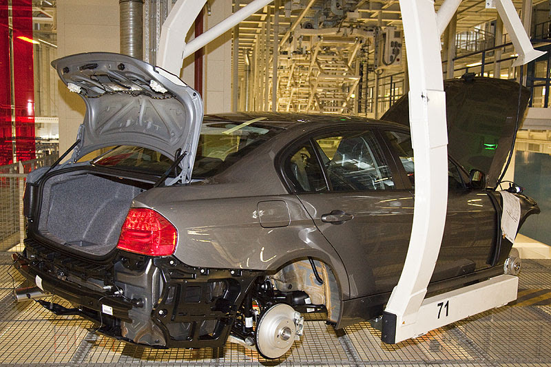 Foto: Fahrwerk mit Getriebe und Motor kurz vor der Hochzeit mit der Karosserie vergrößert