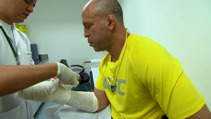 Wanderlei Silva com a mão machucada TUF Brasil 3 (Foto: TV Globo)