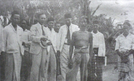 http://rosodaras.files.wordpress.com/2011/03/bung-karno-dan-teman-temannya-di-bengkulu-1938.jpg?w=470&h=285