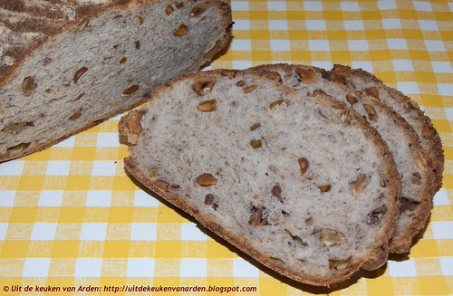 Zuurdesembrood met noten