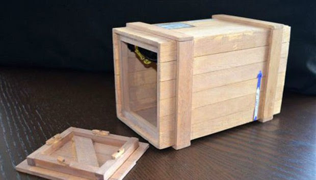 Para promover o lançamento de um livro contando sua história, um modelo do caixote foi construído (Foto: Marcus McSorley/BBC)
