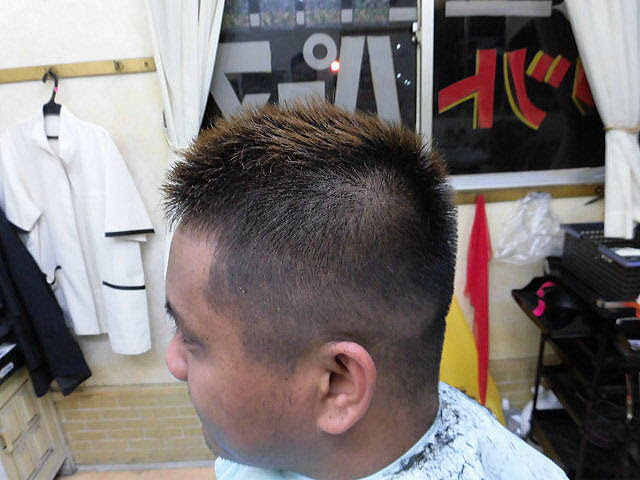 モヒカン ショートリーゼントタイプのモヒカン 芸人のウドちゃんがやっているのがこれです アイロンで上だけソフトに掛ける方法もある ブリーチしてあるので少し難しい ジンブ理容アルバムより カット特選 ソフトモヒカン 今一番人気の刈り上げ この