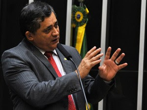 O lider do PT, José Guimarães (PT-CE), no plenário da Câmara (Foto: Zeca Ribeiro/Ag.Câmara)