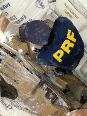 Contrabando estava escondido em meio a 13 toneladas de farinha de trigo (Foto: PRF / Divulgação)