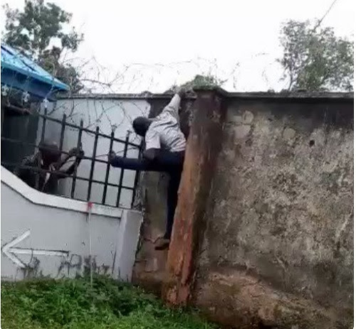 Sad End: Unfortunate Thief Trying to Jump a Fence Gets Electrocuted to Death (Watch Video)