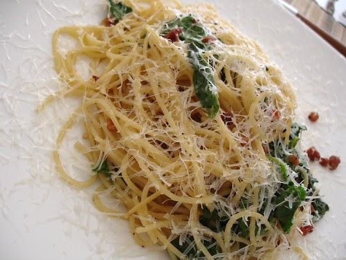 Spaghetti with garlic and spinach