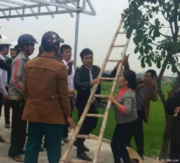 Tin Tức nóng mới : Thượng úy Tuấn (người thứ 3, từ phải qua) cùng người nhà chống đối các lực lượng chức năng đang thi hành nhiệm vụ (ảnh cắt từ clip)